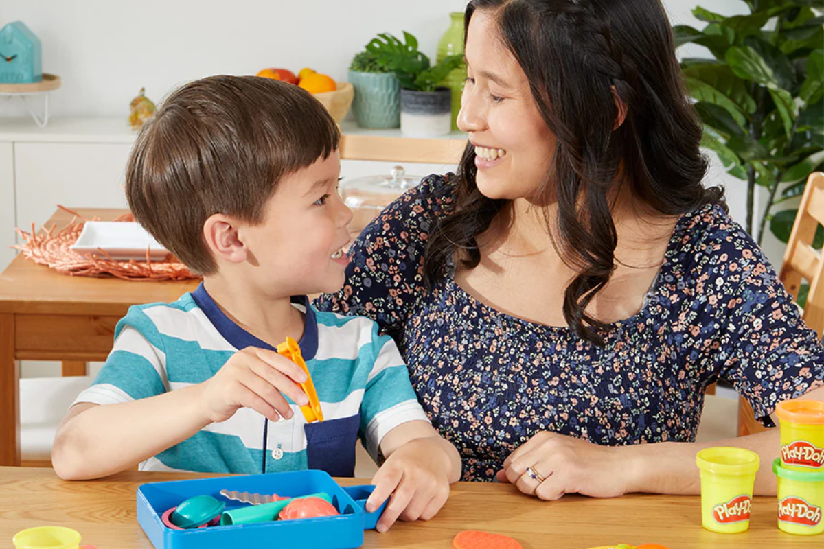 Bột đất nặn PlayDoh kích thích khả năng sáng tạo cho bé yêu