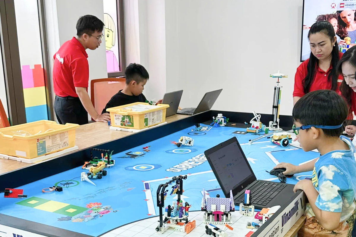 Chạm tay vào tương lai cùng khóa học trải nghiệm Robotics cho trẻ