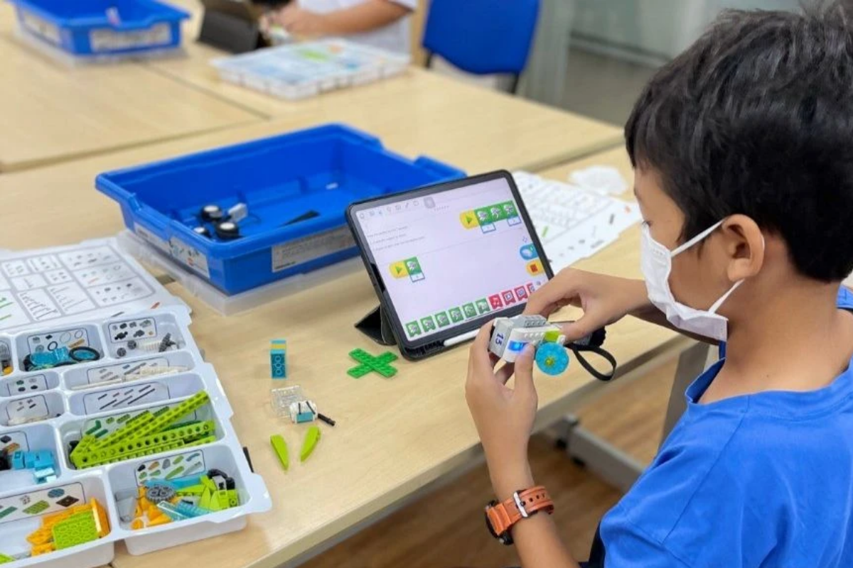 Rèn luyện tư duy lập trình qua khóa học Robotics cho trẻ